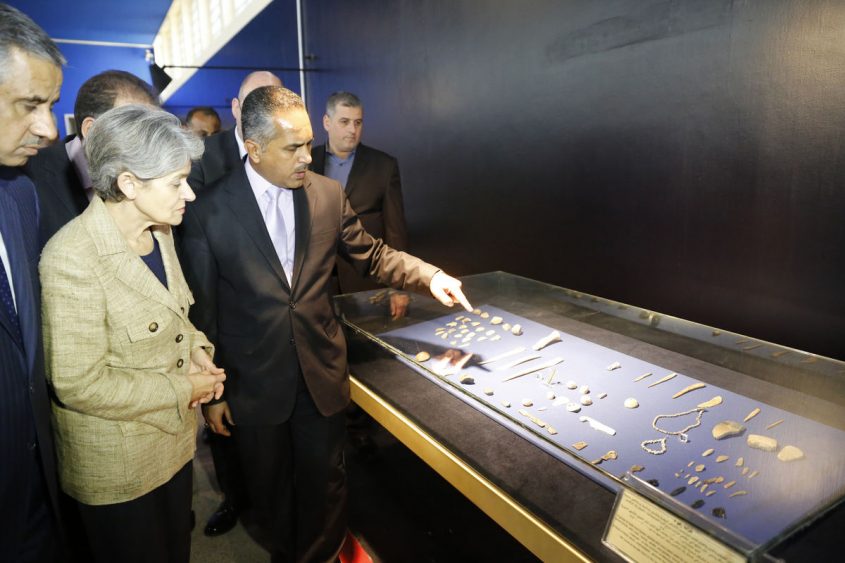 Diretora-Geral da UNESCO, Irina Bokova visita o Museu Nacional do Iraque.  REUTERS/Thaier Al-Sudani