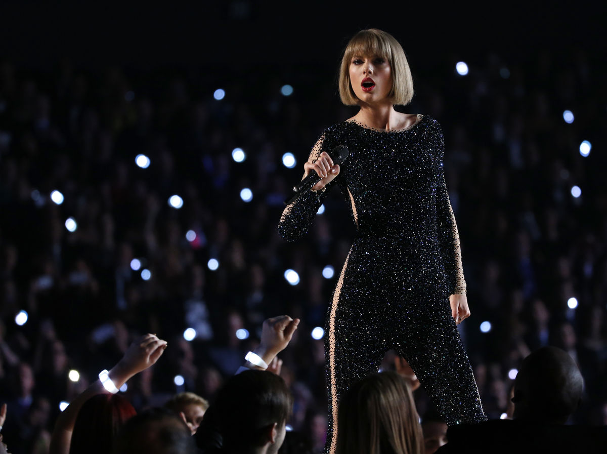 Taylor Swift performs "Out of the Woods" at the 58th Grammy Awards in Los Angeles, California February 15, 2016. REUTERS/Mario Anzuoni - RTX273CG