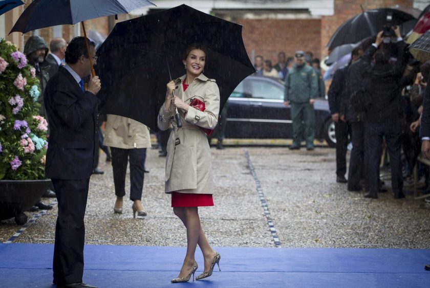 Numa inauguração em Sevilha, a 11 de maio, a rainha usou um vestido vermelho Nina Ricci, complementado com uma gabardine Burberry