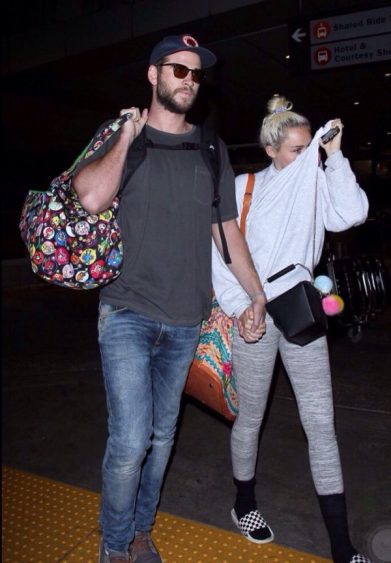 Liam e Miley à saída do Aeroporto Internacional de Los Angeles