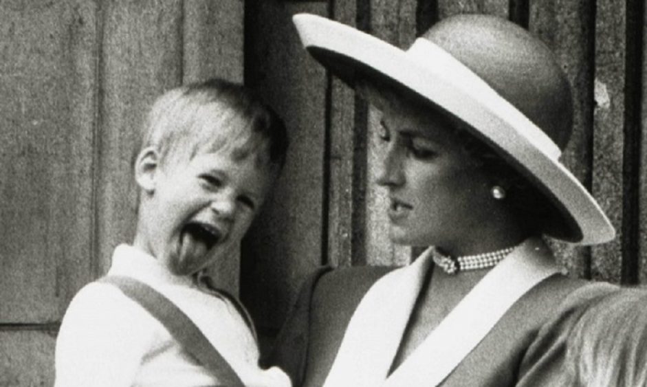 O príncipe Harry ao colo de Diana de Gales numa imagem de 1988