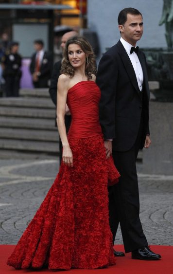 em 2010, na receção antes do casamento de Victoria da Suécia, Letizia usou uma das criações mais emblemáticas de Felipe Varela