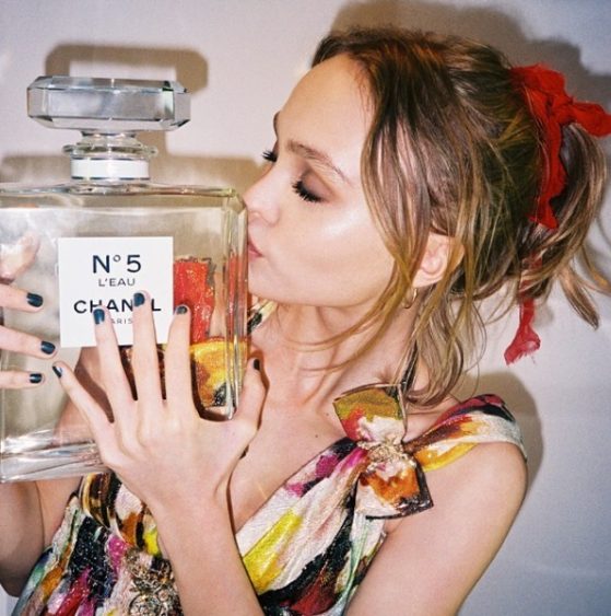 Lily-Rose Depp também anunciou a sua nova campanha nas redes sociais