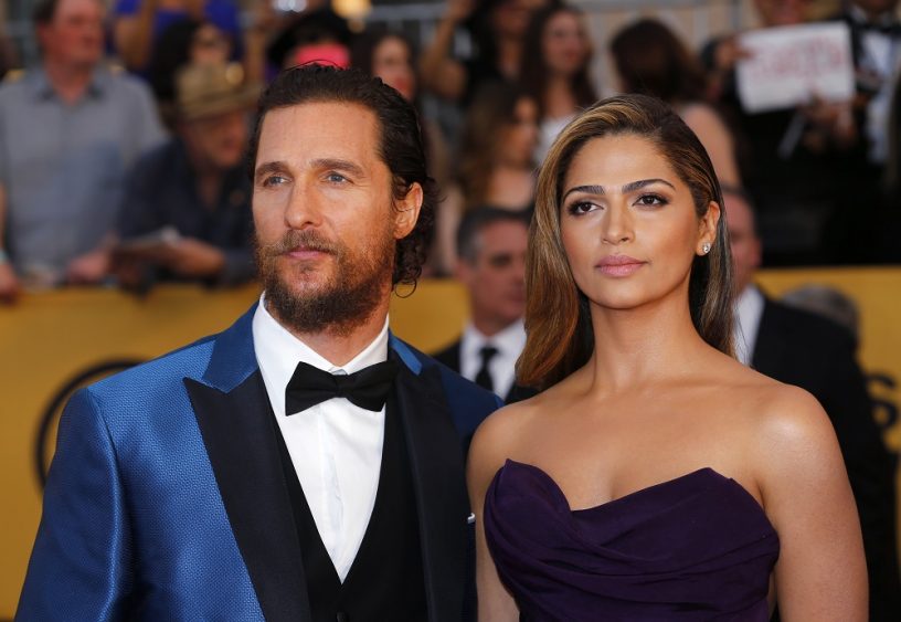Actor Matthew McConaughey of the film "Interstellar," and his wife Camila Alves pose on arrival at the 21st annual Screen Actors Guild Awards in Los Angeles, California January 25, 2015. REUTERS/Mike Blake (UNITED STATES - Tags: ENTERTAINMENT) (SAGAWARDS-ARRIVALS) - RTR4MVCB