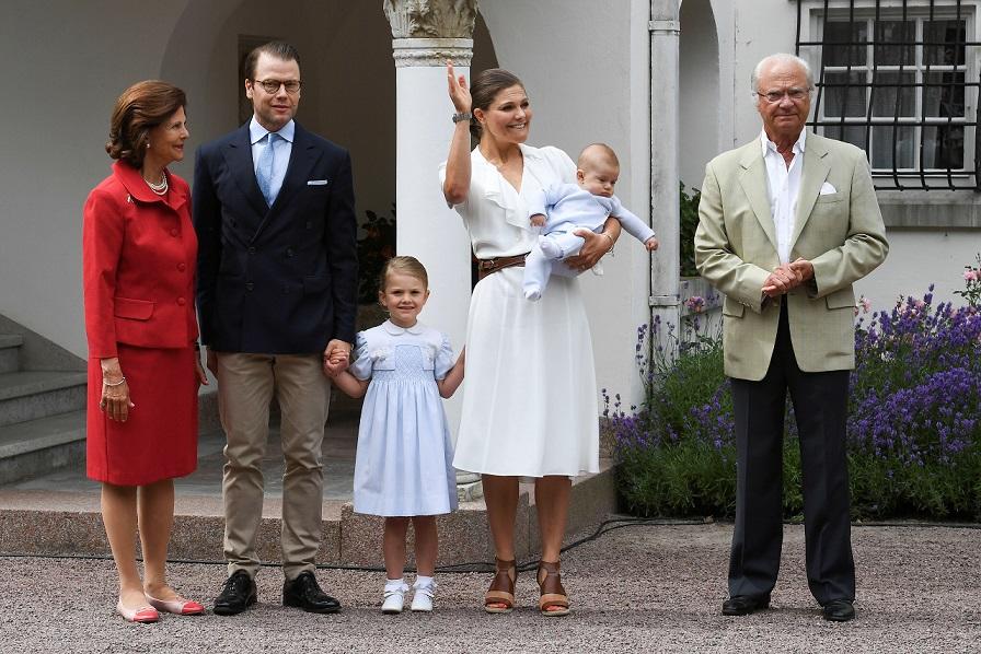 A rainha Sílvia da Suécia, a o príncipe Daniel, a princesa Estele, a princesa Victoria, a segurar o príncipe Óscar, e o rei Carlos XVI Gustavo