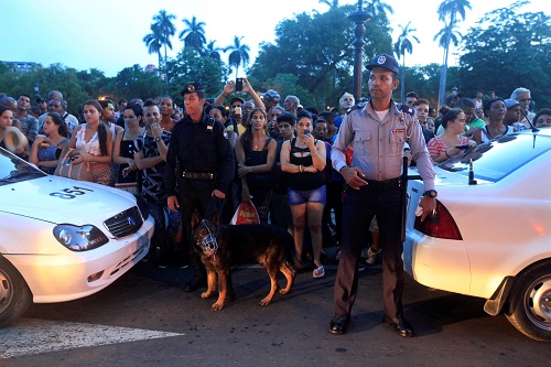 Polícia cubana em frente ao hotel onde Madonna, a família e os amigos ficaram instalados. Fotografia REUTERS/Enrique de la Osa