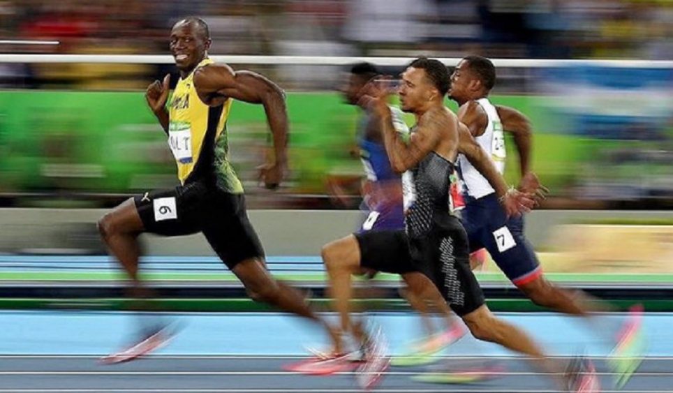 A imagem original da autoria de  Cameron Spencer, que mostra o homem mais rápido do mundo à frente na semifinal dos 100 metros corrida masculinos
