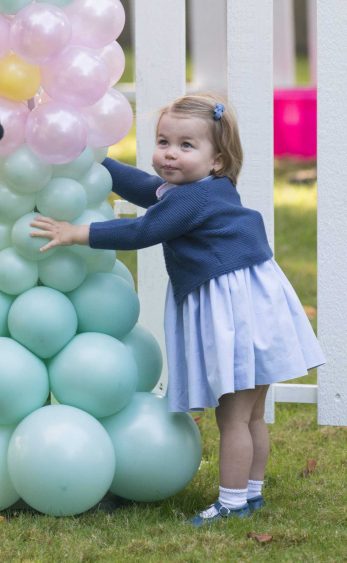 A princesa ficou maravilhada com os balões (foto: EPA)