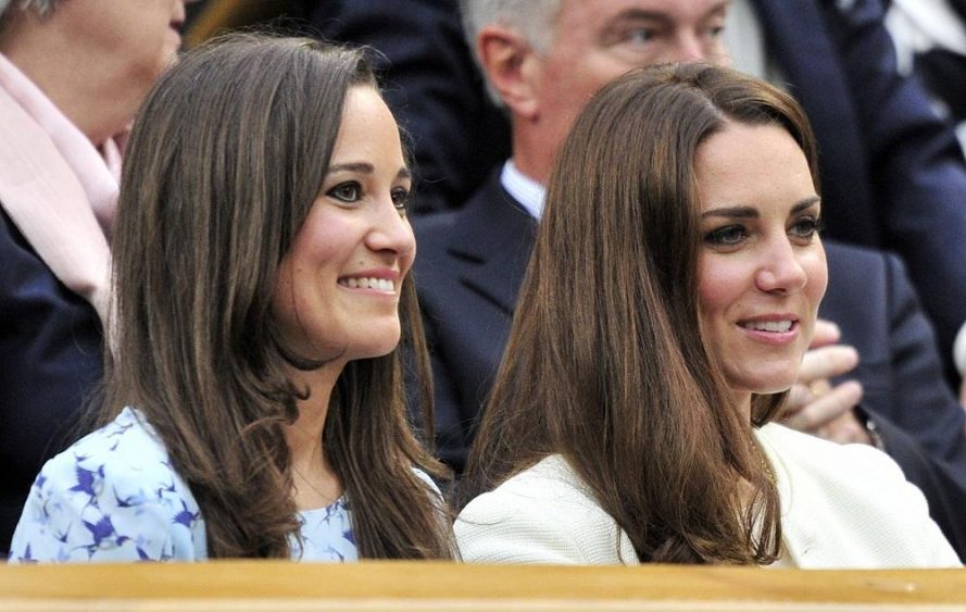 Britain's Catherine, Duchess of Cambridge (R) sits with her sister Pippa Middleton on Centre Court for the men's singles final tennis match between Roger Federer of Switzerland and Andy Murray of Britain at the Wimbledon Tennis Championships in London July 8, 2012. REUTERS/Toby Melville (BRITAIN - Tags: ENTERTAINMENT SOCIETY SPORT TENNIS) - RTR34QN3