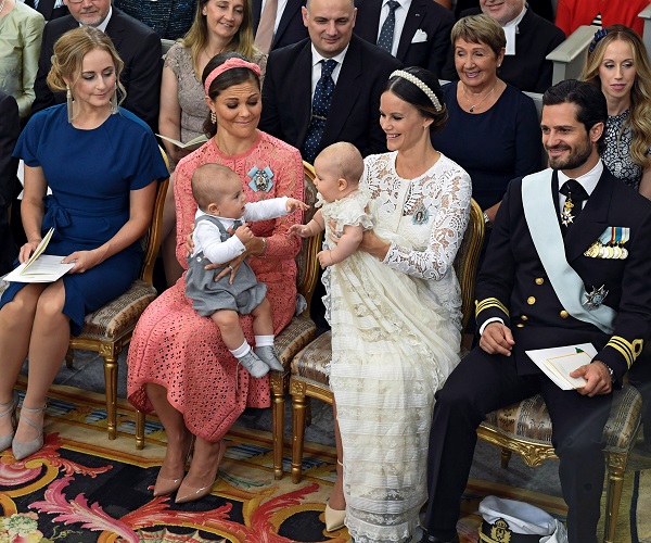 A princea Victoria com o filho Oscar e a princesa Sofia com Alexander