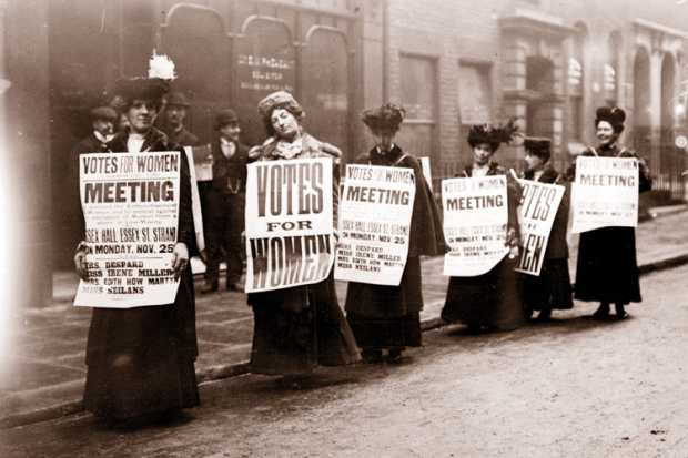 Uma imagem de época que mostra a luta das mulheres pelo direito ao voto