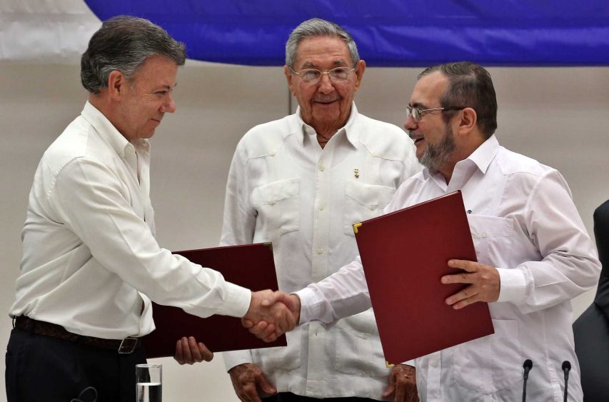 Echeverri 'Timochenko' (FARC) e Juan Manuel Santos assinalam o acordo de paz, mediado por Cuba (EPA/Alejandro Erenesto)