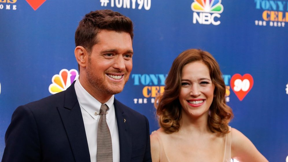 Singer Michael Buble (L) and Luisana Lopilato walk on the red carpet for "Tony Bennett Celebrates 90: The Best Is Yet to Come" at the legendary Radio City Music Hall in New York, U.S., September 15, 2016. REUTERS/Eduardo Munoz - RTSNYN3