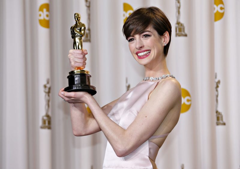 Anne Hathaway com o Óscar de Melhor Atriz Secundária