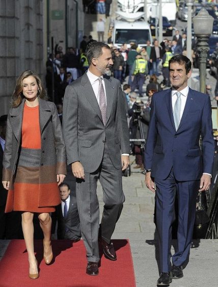 Os reis com o presidente da câmara municipal do Porto, Rui Moreira (foto: Fernando Veludo / Lusa)