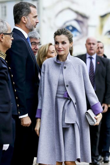 Rainha de Espanha usou conjunto Carolina Herrera (foto: EPA/MIGUEL A. LOPES)