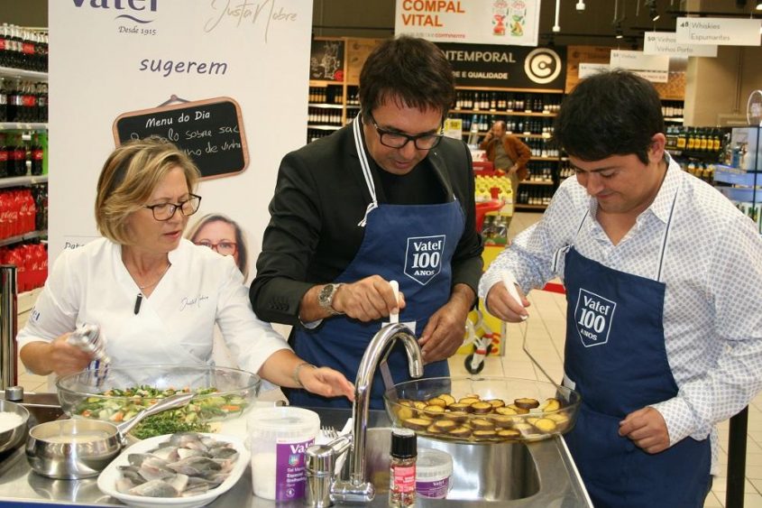 A 'chef' Justa Nobre ao lado de Fernando Pereira e Alvim durante o 'showcooking'