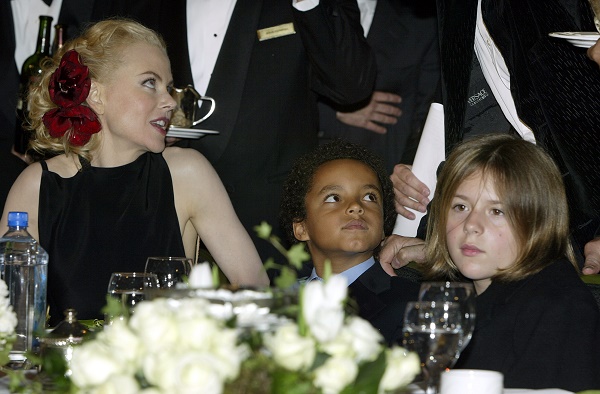 Nicole Kidman com Connor e Isabella em novembro de 2003