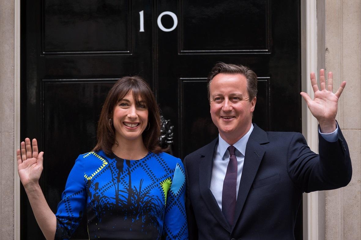 Samantha e David Cameron à porta do nº10 de Downing Street