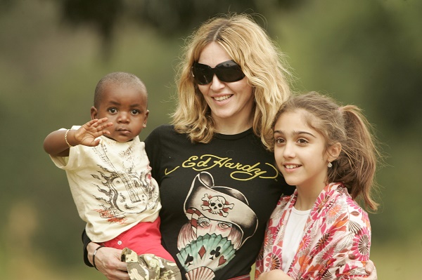 Madonna com o filho adotivo David e a filha biológica no Malawi em 2007
