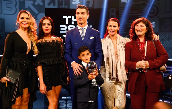 Cristiano Ronaldo com a namorada Georgina Rodriguez, o filho Cristiano Ronaldo Jr, a mãe ????? e as irmãs Elma e Katia 