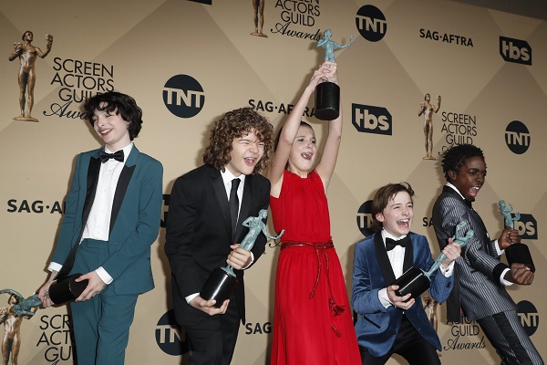 epa05760852 Finn Wolfard, Gaten Matarazzo, Millie Bobby Brown, Noah Schapp and Caleb McLaughlin, cast members of 'Stranger Things' pose with the SAG Award for Outstanding Performance by an Ensemble in a Drama Series during the 23rd annual Screen Actors Guild Awards ceremony at the Shrine Exposition Center in Los Angeles, California, USA, 29 January 2017.  EPA/PAUL BUCK