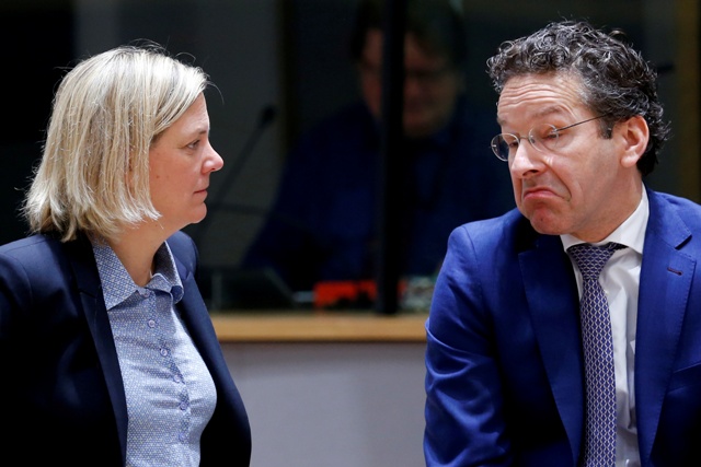 A ministra das Finanças Magdalena Andersson e o Presidente do Eurogrupo, Jeroen Dijsselbloem, numa reunião, em Bruxelas.(REUTERS/Francois Lenoir)