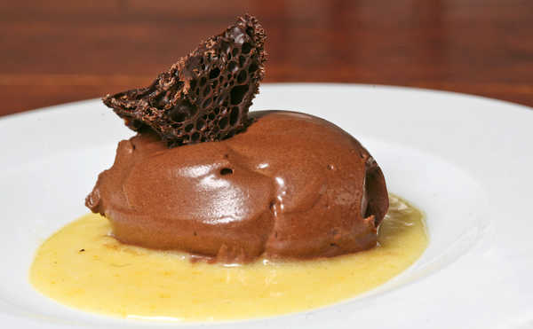 Mousse de chocolate com creme de laranja (Restaurante Boi Cavalo - Foto: Leonardo Negro / Global Imagens)