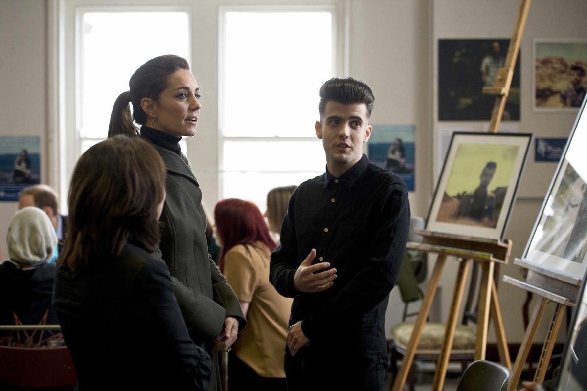Kate Middleton visita uma exposição de fotografia de um projeto de saúde mental no País de Gales (REUTERS/Oli Scarff)