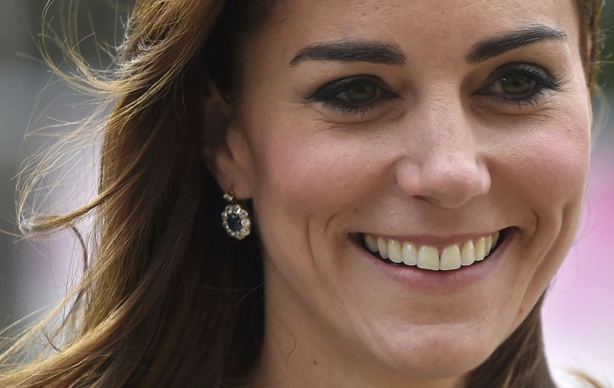 A duquesa de Cambridge sorridente num evento público (REUTERS/Toby Melville)