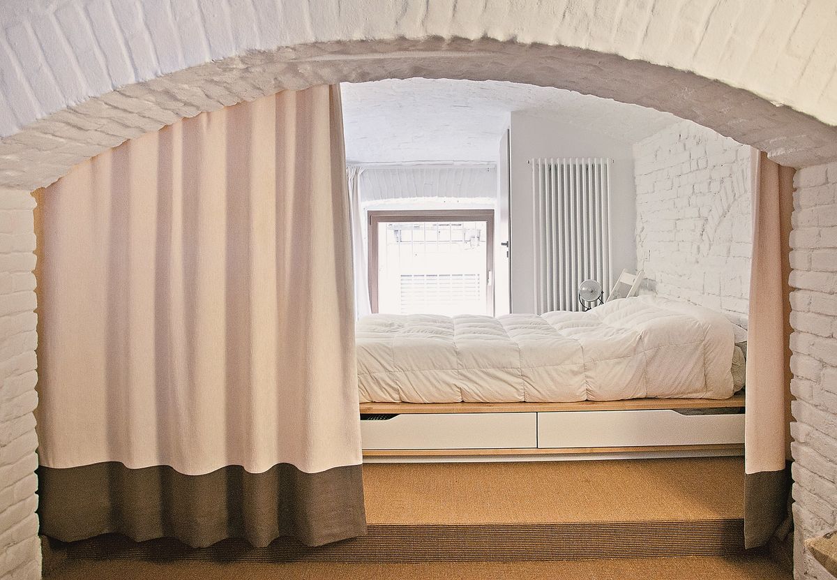 Num apartamento pequeno, todo o espaço conta. As cortinas permitem separar diferentes áreas sem dificultar a transição entre elas