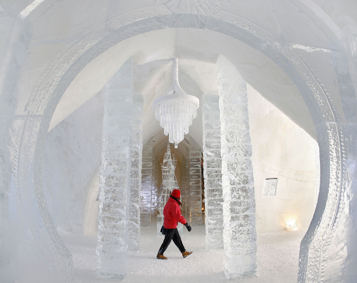 Uma turista visita o Ice Hotel em Sainte-Catherine-de-la-Jacques-Cartier, no Quebeque. Este hotel de gelo está aberto entre janeiro e abril (REUTERS/Mathieu Belanger)