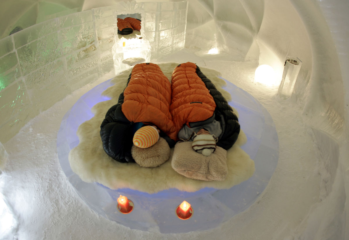 Um casal dorme em sacos-cama num hotel de gelo no Alpha Resort Tomamu's, uma vila de gelo dentro da cidade japonesa de Shimukappu, na ilha de Hocaido. Uma noite, por casal, custa 130 euros, com jantar incluído em mesa de gelo (REUTERS/Yuriko Nakao)