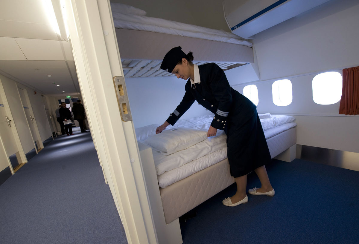 Em estocolmo é possível dormir a bordo de um avião Boeing 747, mas com os pés assentes na terra. O Hotel Jumbo Stay está “estacionado” muito perto do aeroporto da capital sueca (REUTERS/Fredrik Sandberg)