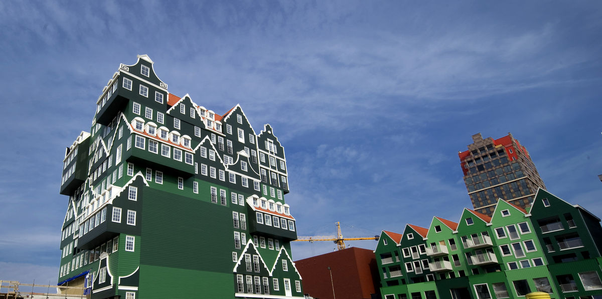 Este hotel foi construído como se tivesse sobrepostas 70 casas de Zaanse (a arquitetura tradicional local). Está situado no centro de Zaandam, no norte de Amesterdão, a localidade de onde são originárias as casas de Zaanse (REUTERS/Toussaint Kluiters)
