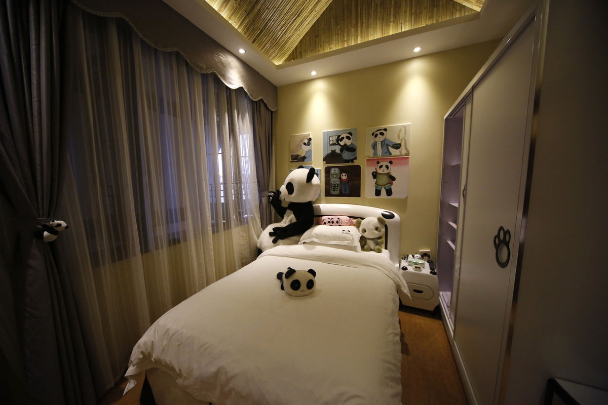 O Haoduo Panda Hotel é o primeiro hotel “panda-temático” do mundo, onde até os funcionários se vestem de... panda. Situada na Montanha Emei, na província de Sichuan, na China (REUTERS/China Daily)