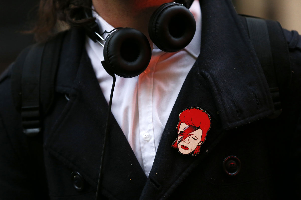 Um homem usa um pin na lapela de Ziggy Stardust, no centro de Londres (REUTERS/Stefan Wemuth)
