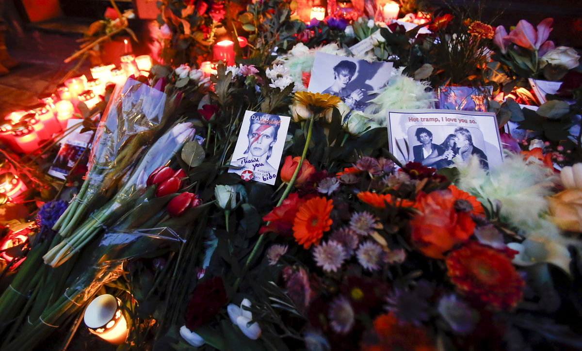 Flores, velas e fotografias do 'Camaleão do rock' à porta do apartamento onde ele viveu, em Berlim  (REUTERS/Hannibal Hanschke)