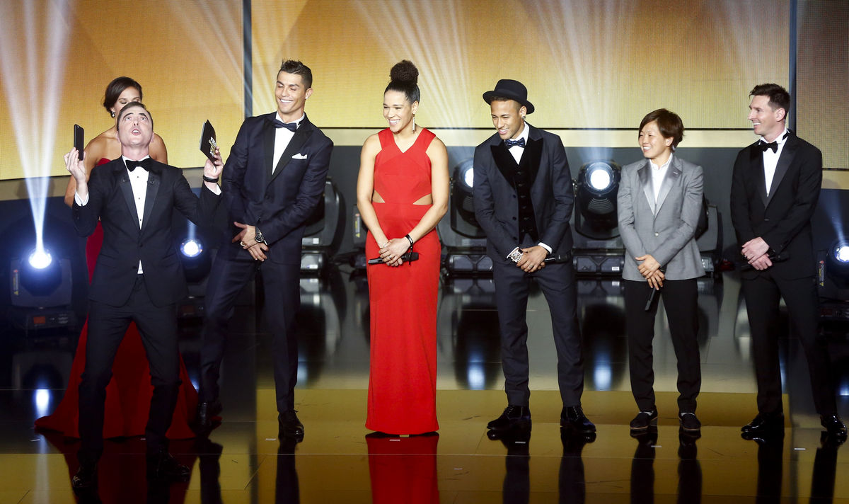 O apresentador James Nesbitt brinca com os nomeados da FIFA à Bola de Ouro 2015 (REUTERS/Arnd Wiegmann)