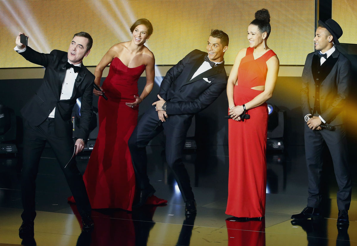 O ator James Nesbitt tira uma selfie com Carli Lloyd, Cristiano Ronaldo, Celia Sasic e Neymar (REUTERS/Ruben Sprich)