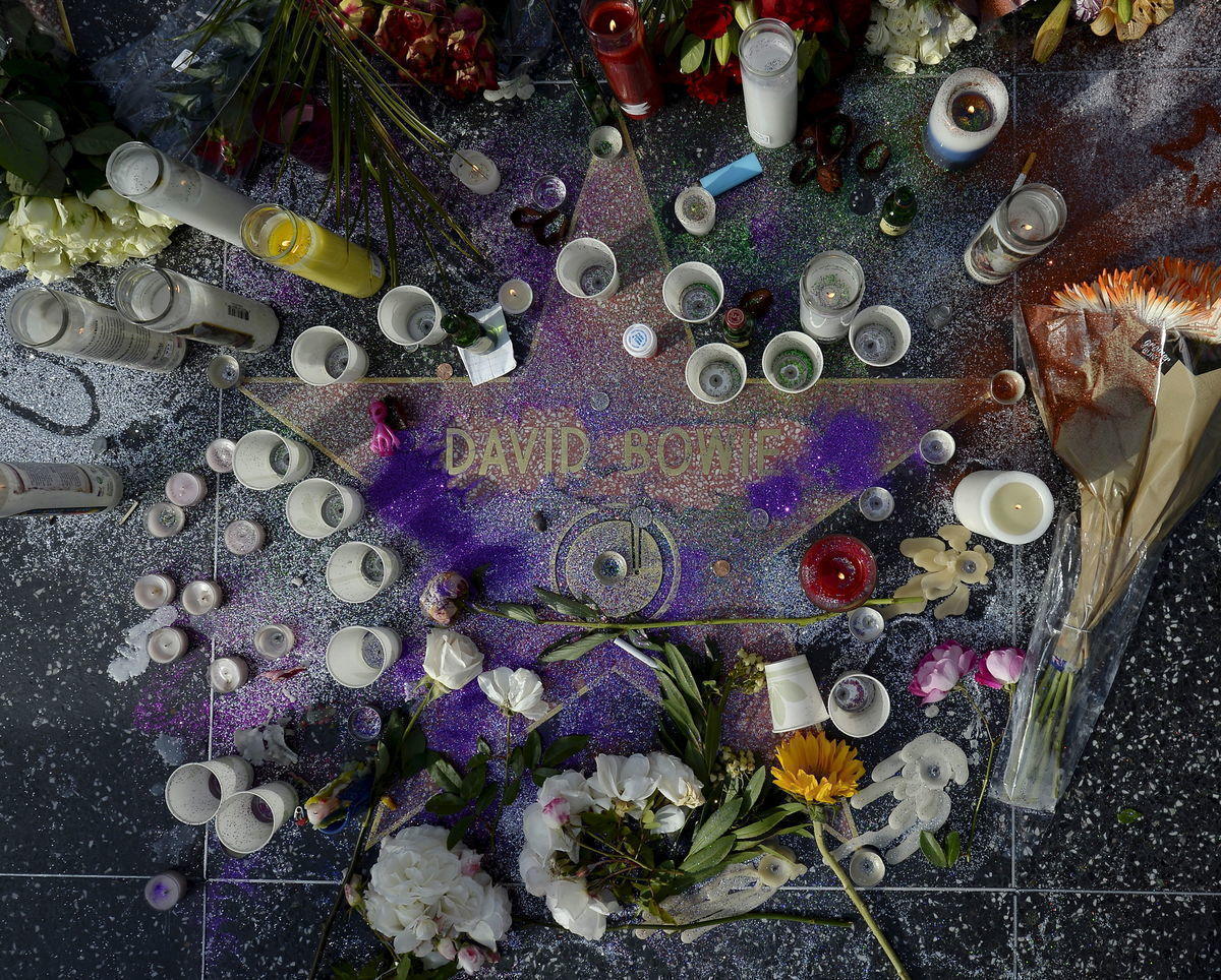Velas no memorial a David Bowie junto à sua estrela no Passeio da Fama em Hollywood (REUTERS/Kevork Djansezian)