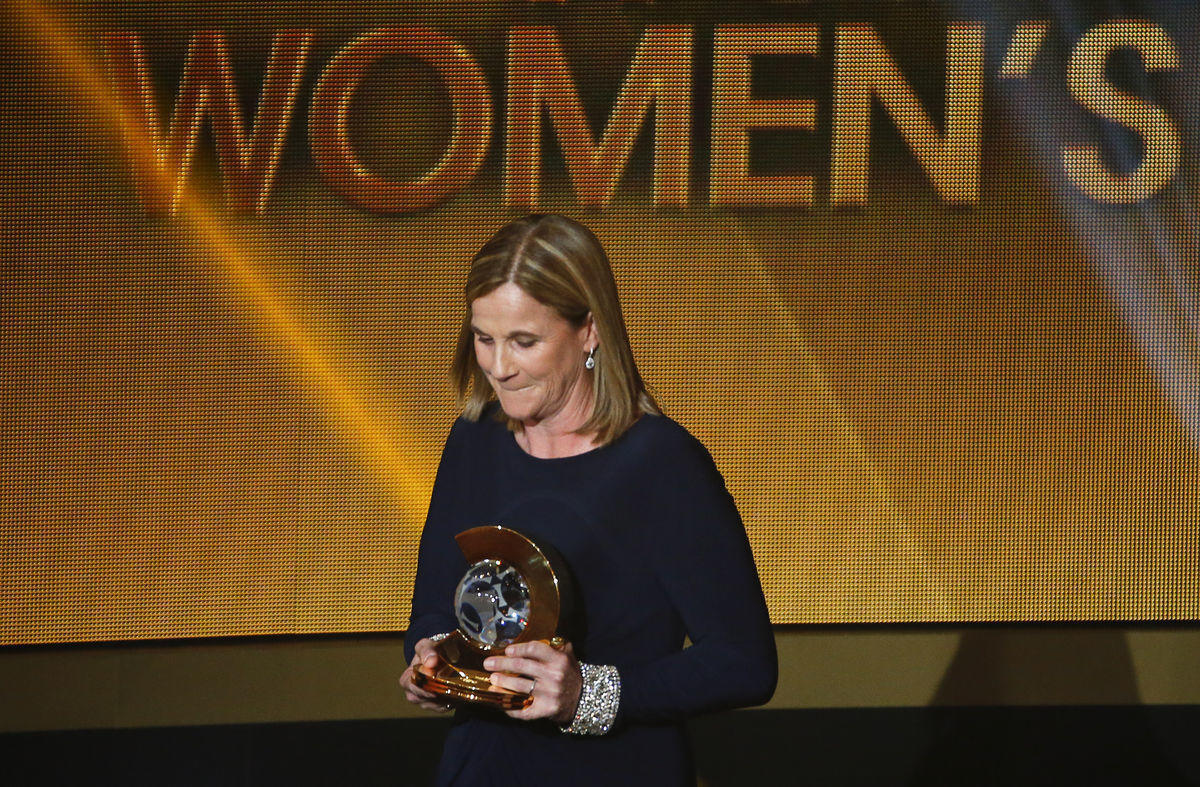 A norte-americana Jill Ellis a receber o prémio de Melhor Treinador de Futebol Feminino de 2015 (REUTERS/Arnd Wiegmann)