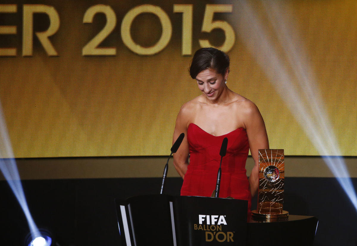 Carli Lloyd, jogadora dos Houston Dash, ao receber o prémio de melhor jogadora do mundo pela FIFA (REUTERS/Ruben Sprich)