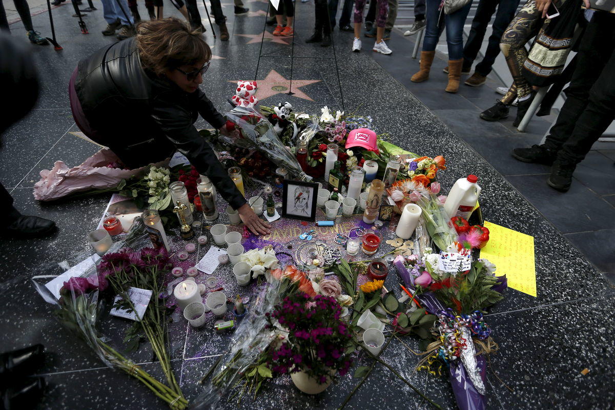 Uma fã toca na estrela de Bowie no Passeio da Fama em Hollywood (REUTERS/Mario Anzuoni)