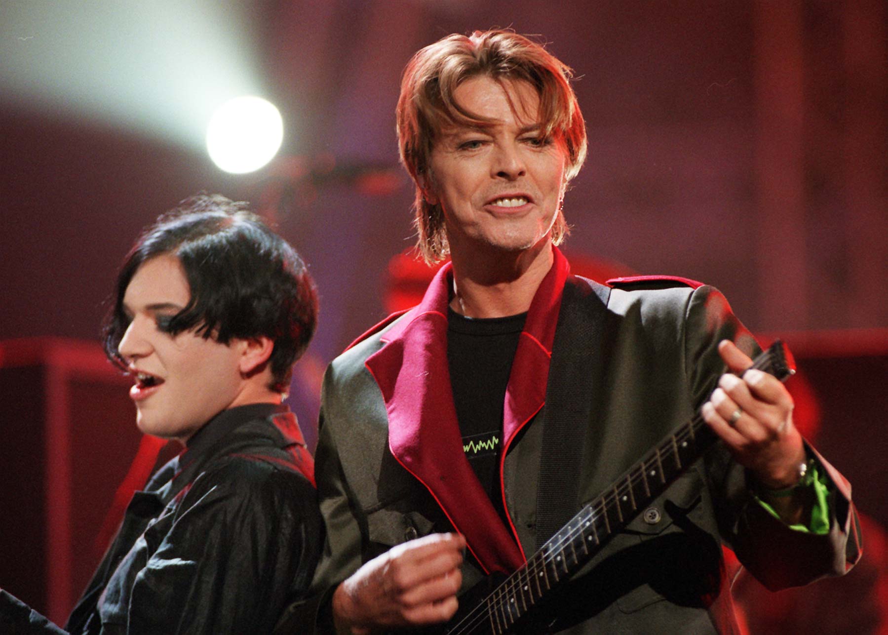 Bowie e Placebo nos Brit Awards, no London Arena, em 1999 (AP Photo/PA-Fiona Hanson)