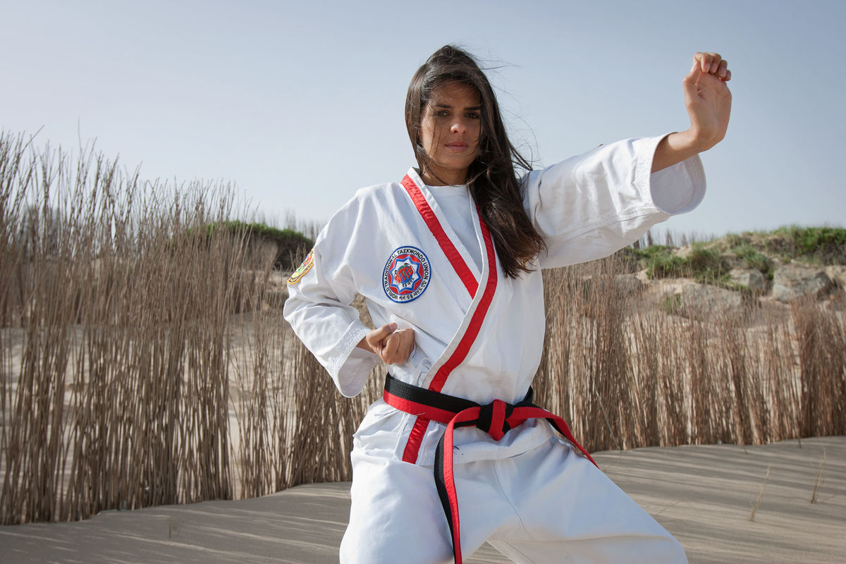 Cuca Roseta a treinar taekwondo na Praia do Guincho(Carlos Manuel Martins/Global Imagens)