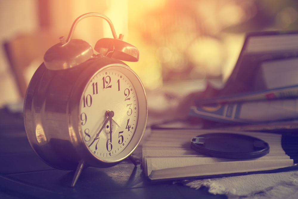 O que fazer quando acorda antes do despertador (Foto: Shutterstock)