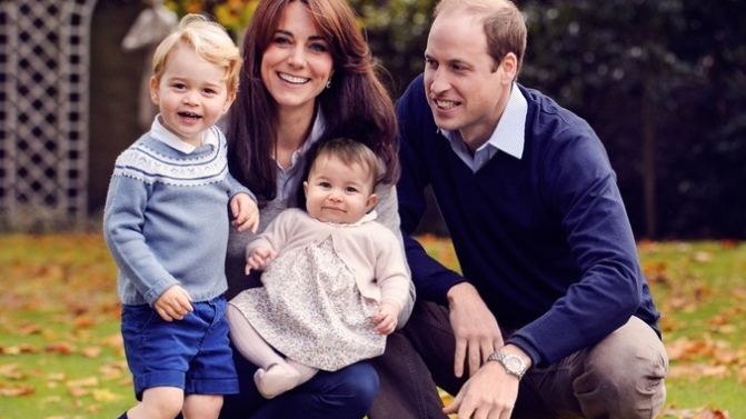 Foto de Natal do príncipe William e Kate Middleton com os filhos,  George, de dois anos, e Charlotte, de oito meses