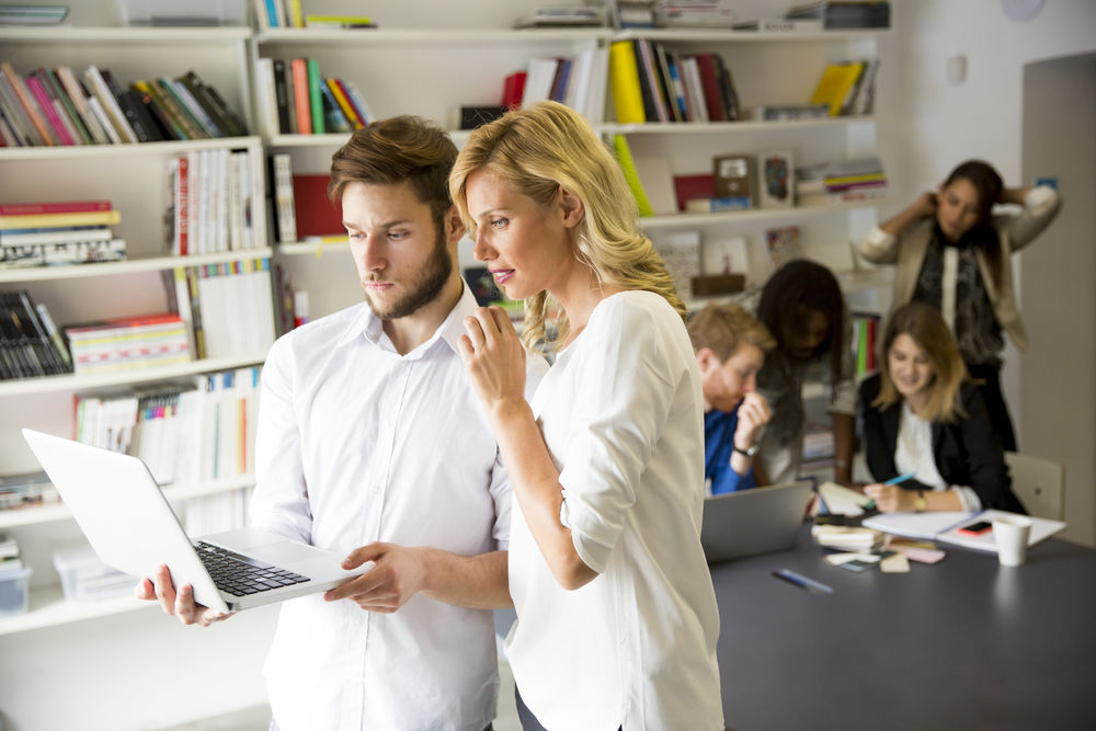 Pessoas inteligentes distraem-se mais no trabalho (Shutterstock)