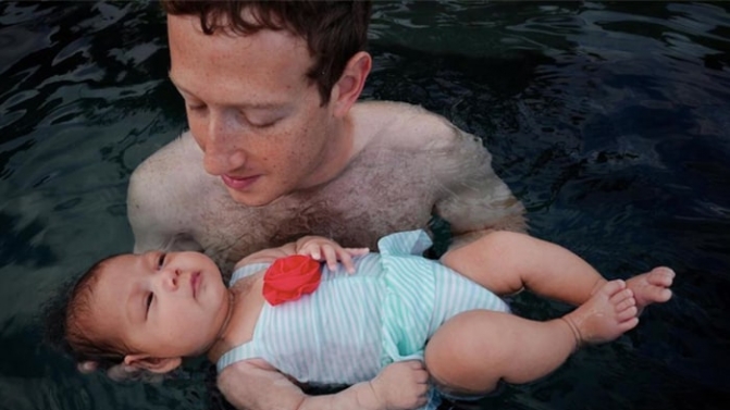 Mark Zuckerberg levou a filha Maxima à piscina pela primeira vez (Crédito: Mark Zuckerberg/Facebook)